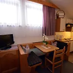 Haus Pinnistor شقة *